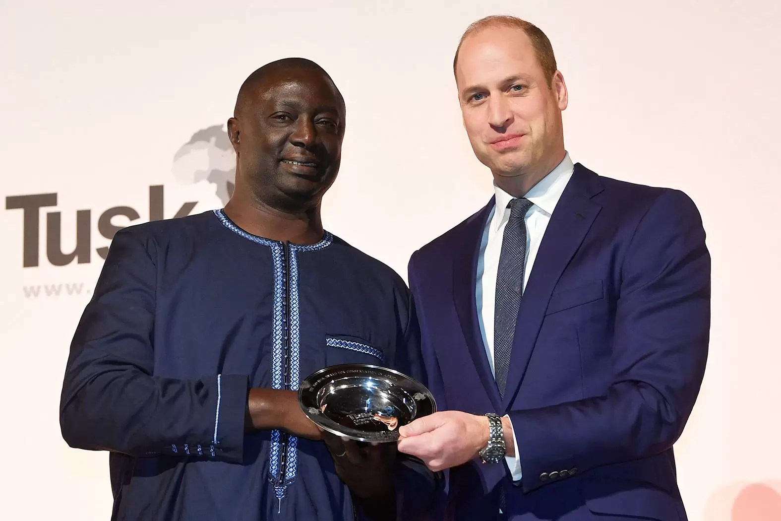 Tomas Diagne multiplie les tortues en Afrique | A Londres, le 21 novembre 2019, le prince britannique William, duc de Cambridge, remet à Tomas Diagne le prix Tusk 2019 pour la conservation en Afrique. Crédit : Toby Melville/Pool/AFP | Françoise Blind-Kempinski - Directrice éditoriale et réalisatrice (journaliste Les Echos)