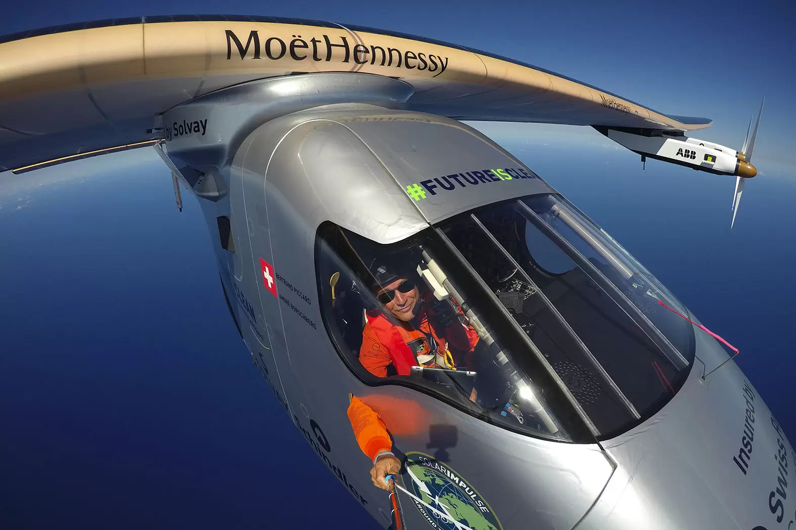 Bertrand Piccard : «On n’arrivera à rien en opposant un nouveau monde à un ancien monde» | Bertrand Piccard aux commandes de l'avion Solar Impulse. Crédit : Bertrand Piccard/Solar Impulse | Françoise Blind-Kempinski - Directrice éditoriale et réalisatrice (journaliste Les Echos)