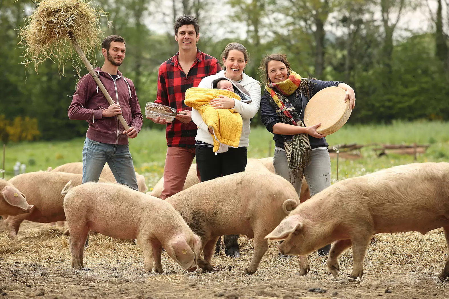 Le combat d’éleveurs pour sauver des animaux de ferme en voie de disparition | Marion et Benjamin Henry rejoints par Sophie Linay et Maxime Biton se sont lancés dans l'exploitation du porc blanc de l'Ouest, une race menacée défendue par tout un écosystème breton. Crédit photo Céva Santé Animale | Françoise Blind-Kempinski - Directrice éditoriale et réalisatrice (journaliste Les Echos)