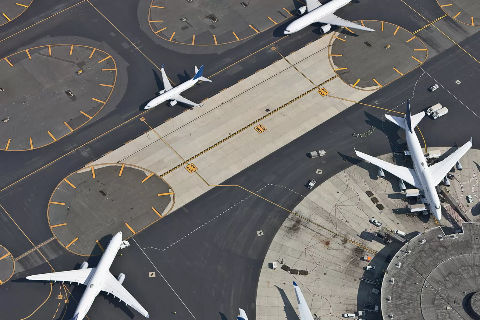 Pourra-t-on encore prendre l’avion demain? | Le développement des biocarburants implique la construction de nouvelles infrastructures. Crédit photo iStock | Françoise Blind-Kempinski - Directrice éditoriale et réalisatrice (journaliste Les Echos)
