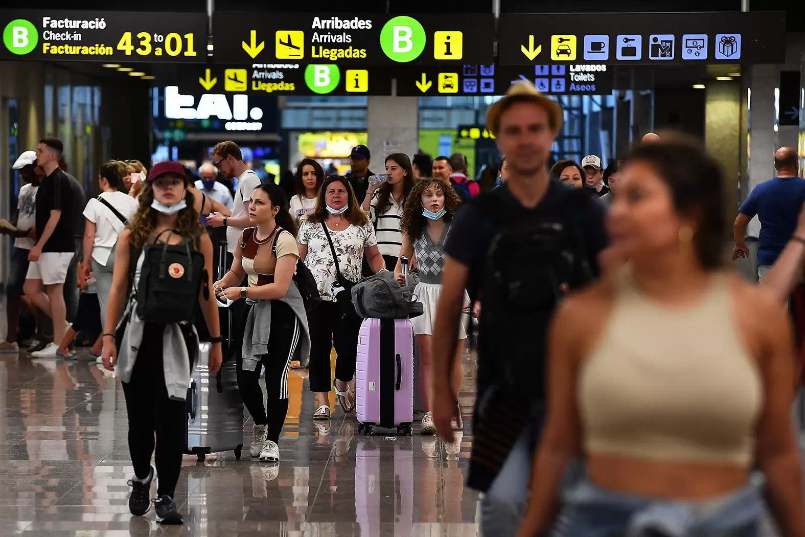 Pourra-t-on encore prendre l’avion demain? | Des voyageurs à l'aéroport de Barcelone en juillet 2022. Crédit photo Bau Barrena/AFP | Françoise Blind-Kempinski - Directrice éditoriale et réalisatrice (journaliste Les Echos)