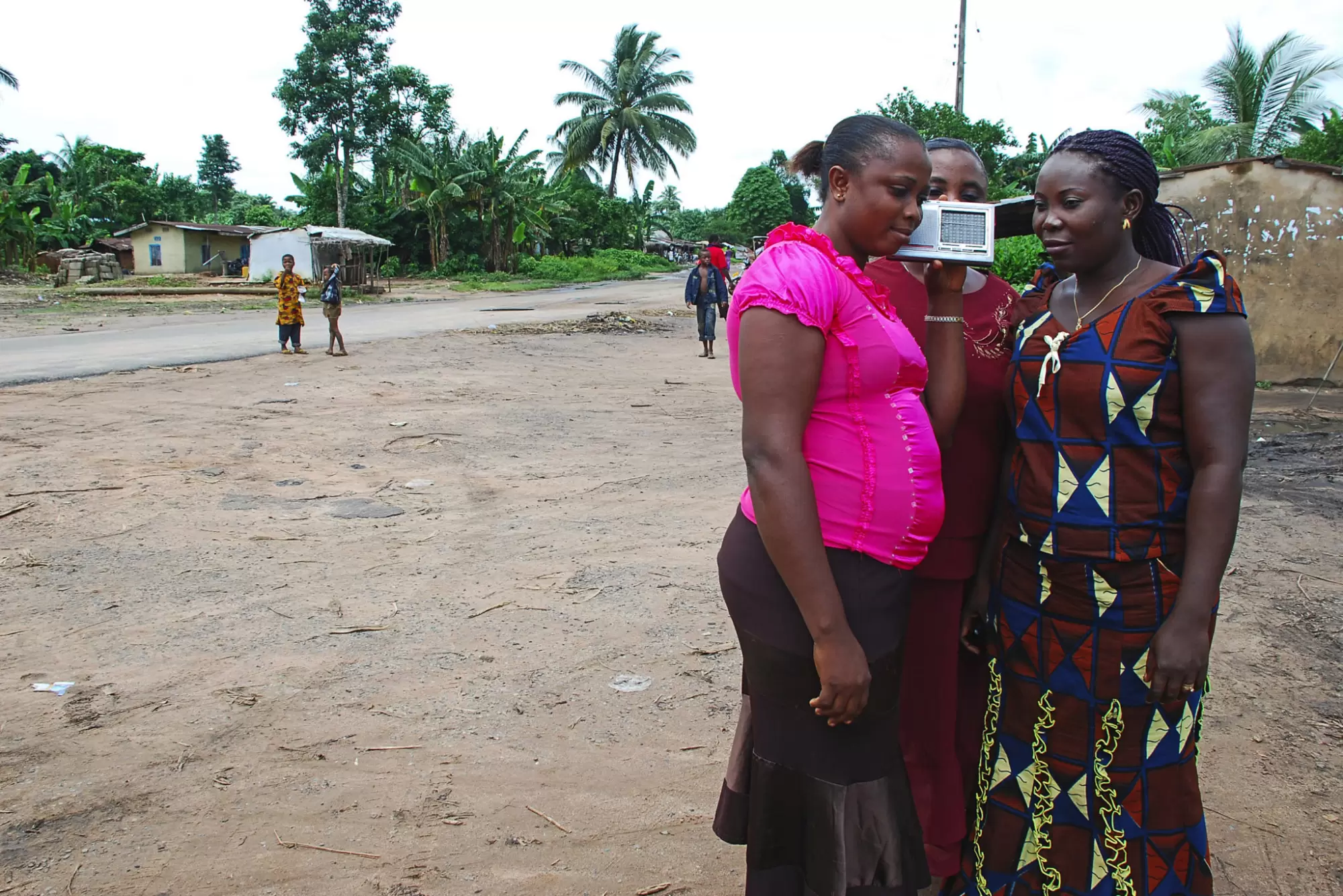 Nnaemeka Ikegwuonu façonne un nouveau système alimentaire en Afrique | Les femmes représentent un pourcentage important des agriculteurs en quête d'échanges de bonnes pratiques et de conseils. Photo : Rolex Awards/Kennis Photos | Françoise Blind-Kempinski - Directrice éditoriale et réalisatrice (journaliste Les Echos)