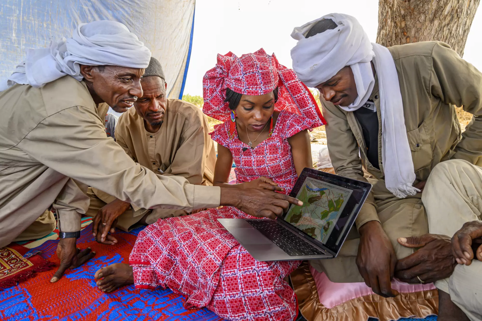 Hindou Oumarou Ibrahim, née femme, Peule et activiste | Dans le cadre de son association, l' Afpat, la militante tchadienne aide les communautés à répertorier les richesses naturelles de leur environnement pour les cartographier.Photo: Ami Vitale | Françoise Blind-Kempinski - Directrice éditoriale et réalisatrice (journaliste Les Echos)