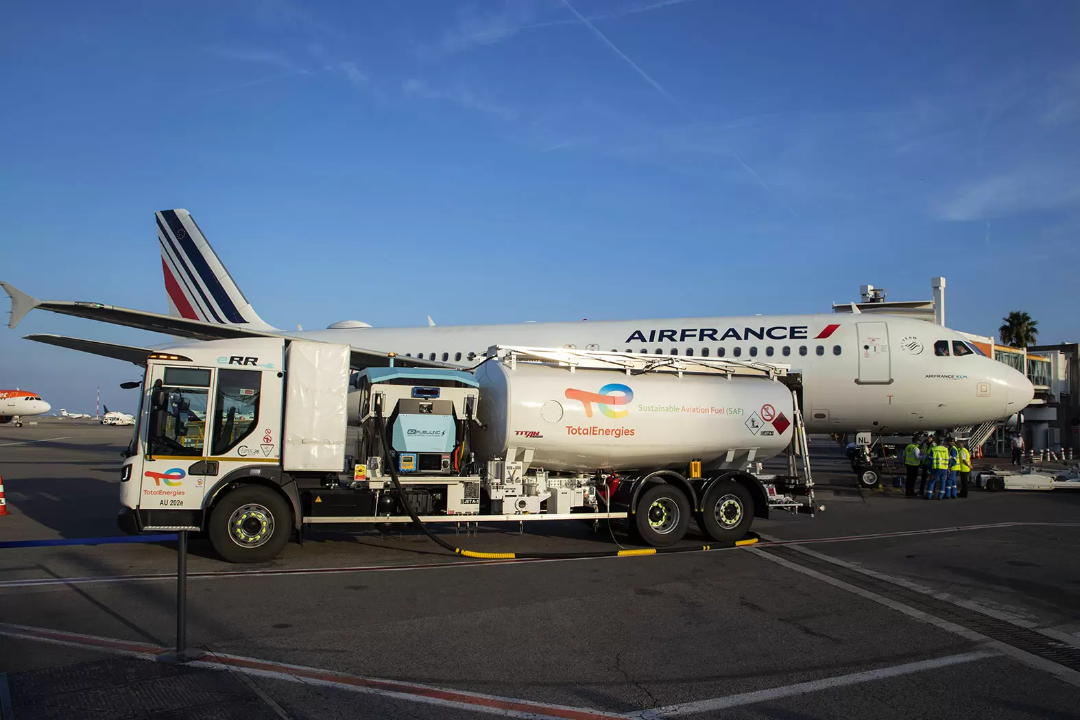 Pourra-t-on encore prendre l’avion demain? | Camion citerne d'approvisionnement en carburant du premier vol en biocarburant sur l'Aéroport de Nice à destination de Paris, vol Air France, AF 6235, tarmac de l'Aeroport Nice Cote d'Azur, Nice le 10 octobre 2021. Crédit photo Syspeo/SIPA | Françoise Blind-Kempinski - Directrice éditoriale et réalisatrice (journaliste Les Echos)