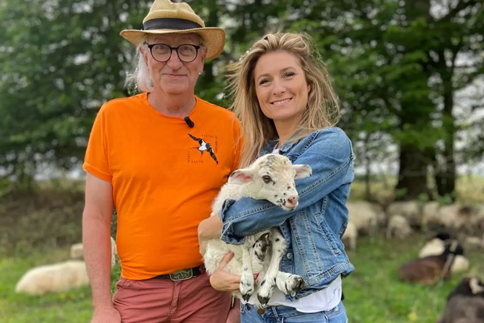 Le combat d’éleveurs pour sauver des animaux de ferme en voie de disparition | Alain Deguine, éleveur de brebis landaises dans le Gers, en compagnie d'une journaliste. Crédit photo Céva Santé Animal | Françoise Blind-Kempinski - Directrice éditoriale et réalisatrice (journaliste Les Echos)