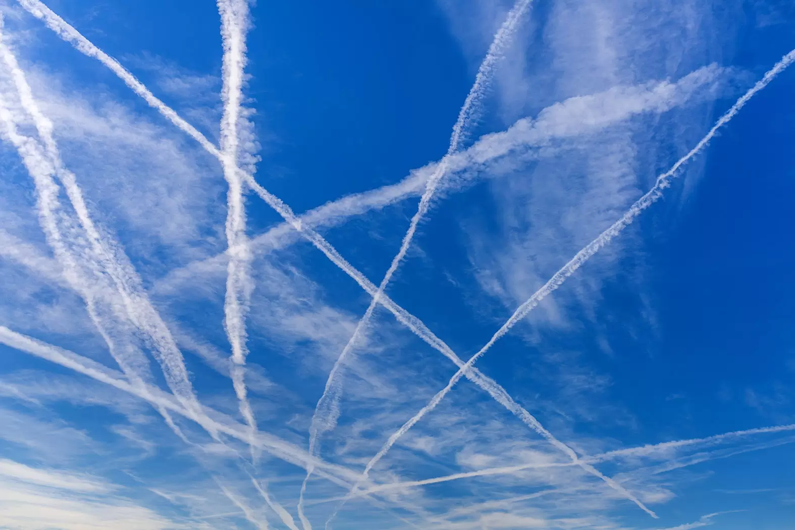Pourra-t-on encore prendre l’avion demain? | Trainées de condensation dans le ciel après le passage des avions. Crédit photo Shutterstock | Françoise Blind-Kempinski - Directrice éditoriale et réalisatrice (journaliste Les Echos)