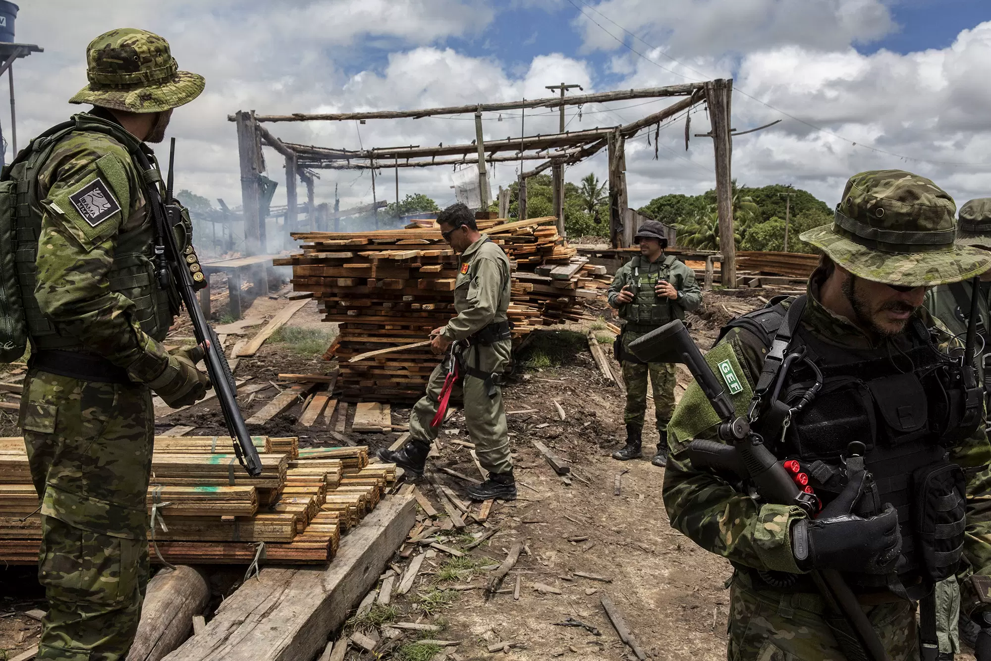 Dix ans pour sauver la forêt tropicale | Des agents du Groupe spécialisé d'inspection de l'Ibama détruisent une scierie illégale à Centro do Guilherme, au Brésil. | Françoise Blind-Kempinski - Directrice éditoriale et réalisatrice (journaliste Les Echos)