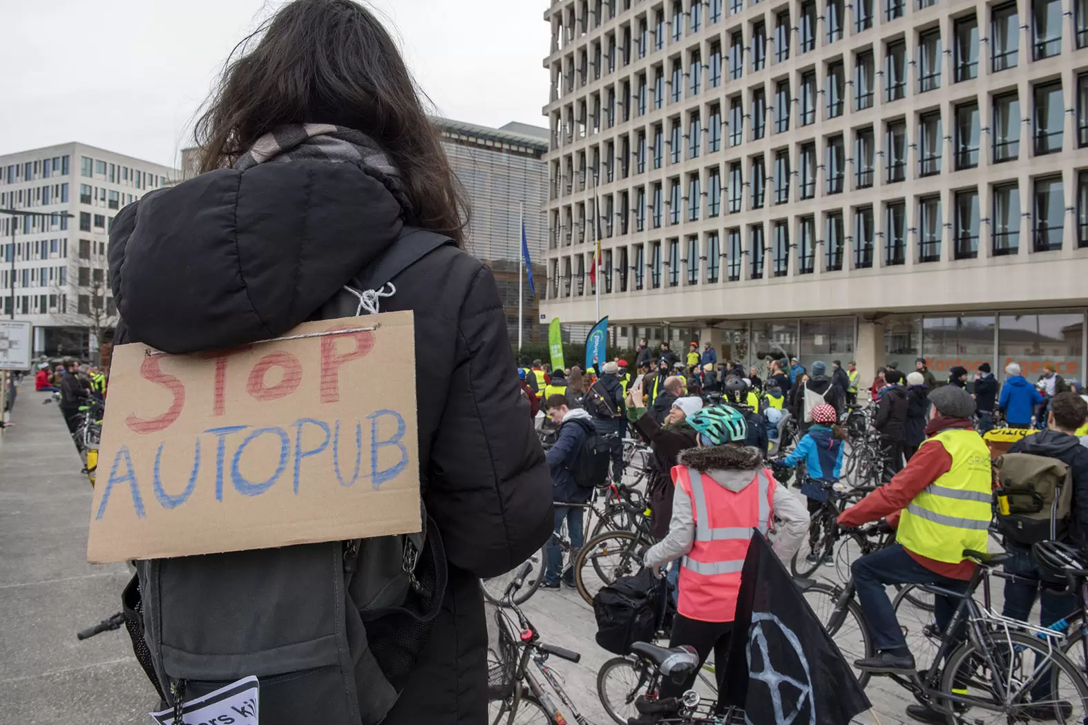 L'horizon vert de la pub | Manifestation de cyclistes contre la publicité pour l'automobile. Photo RANIERI/Reporters-REA | Françoise Blind-Kempinski - Directrice éditoriale et réalisatrice (journaliste Les Echos)