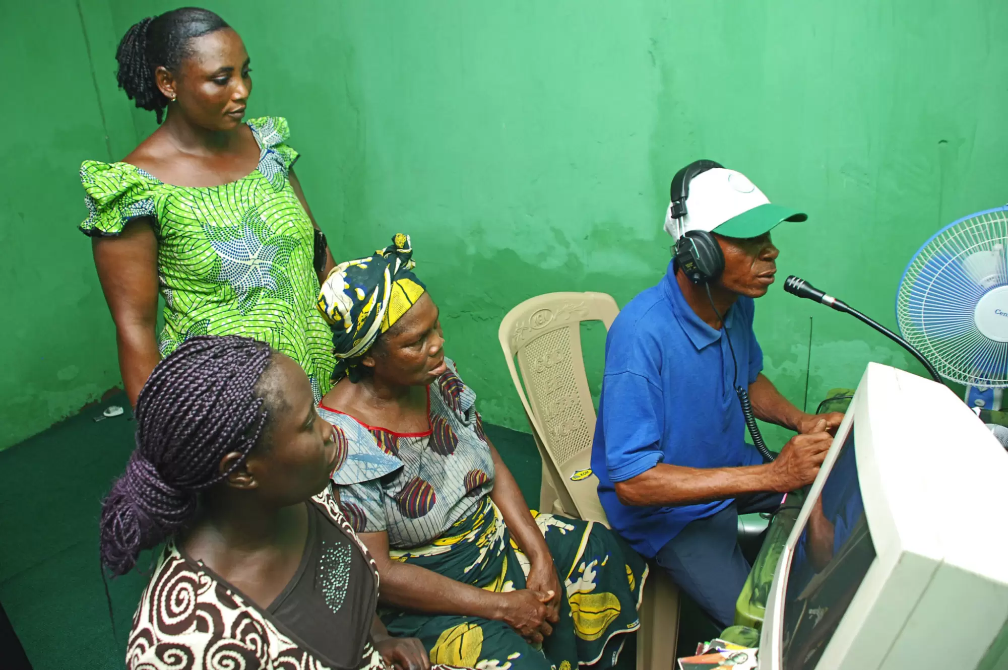 Nnaemeka Ikegwuonu façonne un nouveau système alimentaire en Afrique | À la station de radio rurale Smallholders Farmers, une émission en direct génère des réactions de la part des communautés éloignées | Françoise Blind-Kempinski - Directrice éditoriale et réalisatrice (journaliste Les Echos)