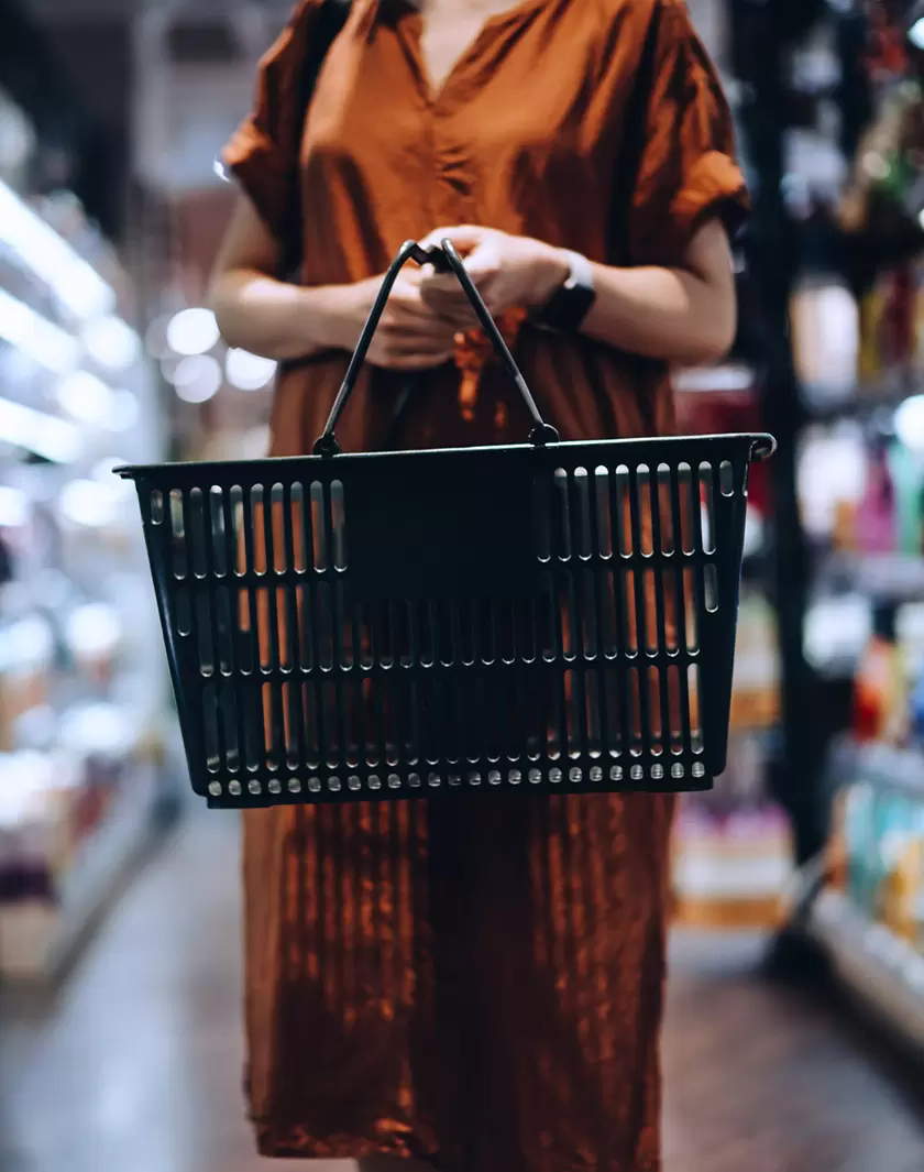 Acheter responsable, un véritable parcours militant | femme faisant ses courses (iStock) | Françoise Blind-Kempinski - Directrice éditoriale et réalisatrice (journaliste Les Echos)