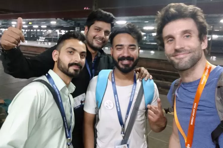 Mon lumineux voyage à bord du JagritiYatra : le départ (1/4) | Arrivée à la gare de Mumbai vers 21h pour prendre le train - nous allons devoir attendre jusqu'à 2h00 du matin avant de pouvoir partir | Françoise Blind-Kempinski - Directrice éditoriale et réalisatrice (journaliste Les Echos)