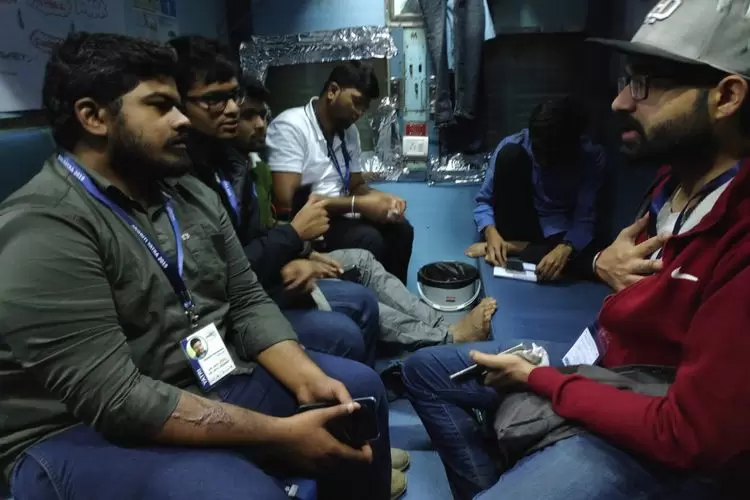 Mon lumineux voyage à bord du JagritiYatra : le départ (2/4) | Nous voici dans notre wagon couchette, avec mes six compagnons de voyage. Nous prenons un moment pour partager nos idées. | Françoise Blind-Kempinski - Directrice éditoriale et réalisatrice (journaliste Les Echos)