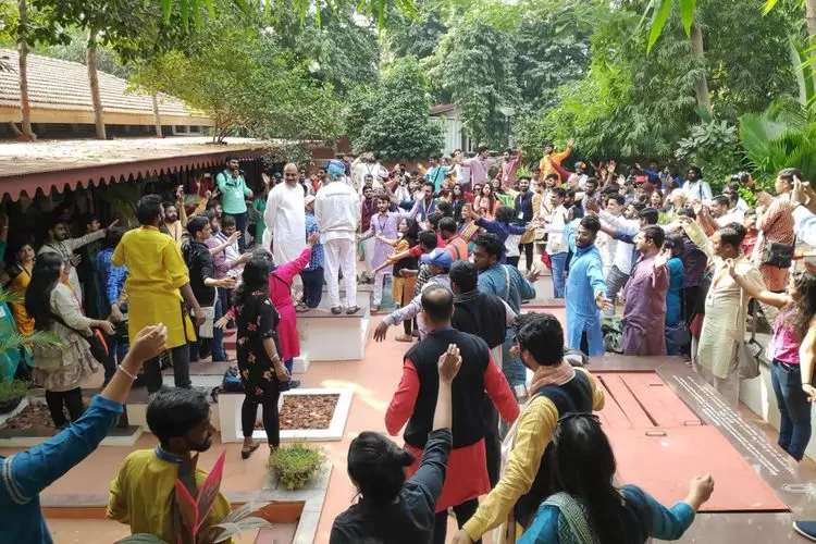 Mon lumineux voyage à bord du JagritiYatra : le départ (4/4) | Notre dernière visite du voyage est pour l’ashram de Gandhi. Pour le Mahatma, la patience est une valeur clé. | Françoise Blind-Kempinski - Directrice éditoriale et réalisatrice (journaliste Les Echos)