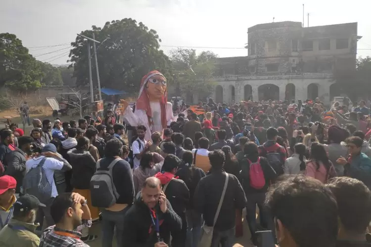 Mon lumineux voyage à bord du JagritiYatra : le départ (3/4) | Arrivée au Barefoot College : nous sommes accueillis chaleureusement par des danses et des marionnettes géantes traditionnelles. | Françoise Blind-Kempinski - Directrice éditoriale et réalisatrice (journaliste Les Echos)