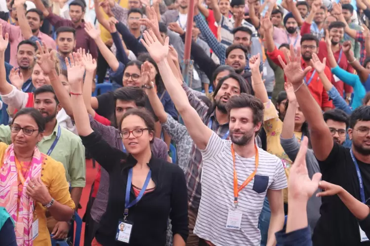 Mon lumineux voyage à bord du JagritiYatra : le départ (4/4) | Nous chantons une dernière fois tous ensemble l’hymne du Jagriti Yatra, « YaaronChalo », qui signifie : « Les amis, passons à l’action. » | Françoise Blind-Kempinski - Directrice éditoriale et réalisatrice (journaliste Les Echos)