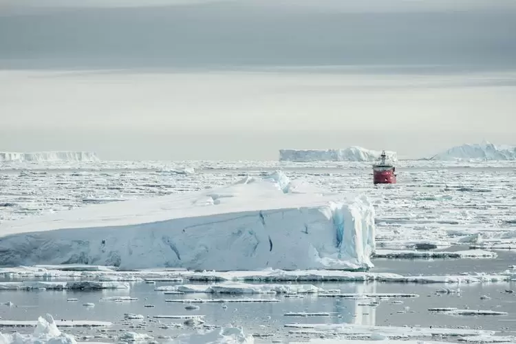 L’océan Austral se réchauffe en profondeur | Le brise-glace français L’Astrolabe à la manœuvre. Photo : Virgil Decourteill/Institutpolairefrançais | Françoise Blind-Kempinski - Directrice éditoriale et réalisatrice (journaliste Les Echos)