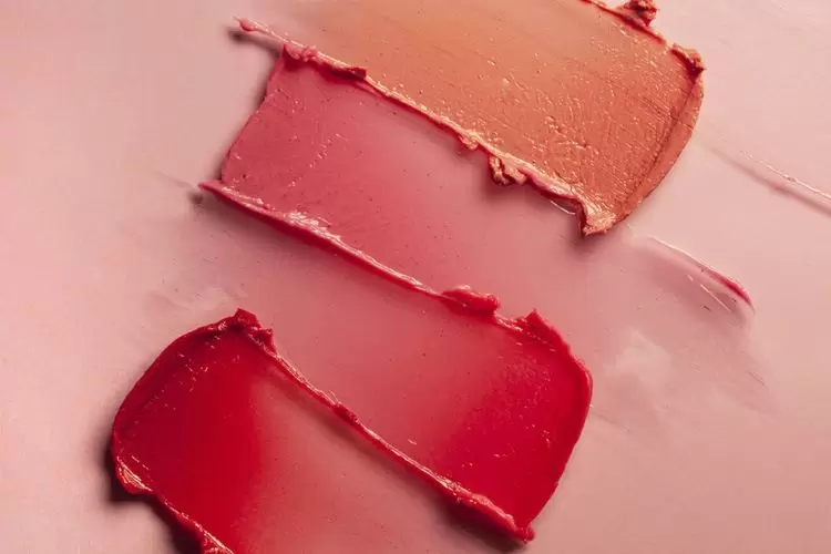 PFAS : ces produits chimiques éternels qui inquiètent | Les cosmétiques sont souvent composés de PFAS. Crédit : iStock | Françoise Blind-Kempinski - Directrice éditoriale et réalisatrice (journaliste Les Echos)