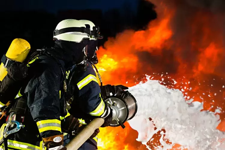 PFAS : ces produits chimiques éternels qui inquiètent | Pompiers utilisant de la mousse anti-incendie qui intègre des PFAS. Crédit : iStock | Françoise Blind-Kempinski - Directrice éditoriale et réalisatrice (journaliste Les Echos)