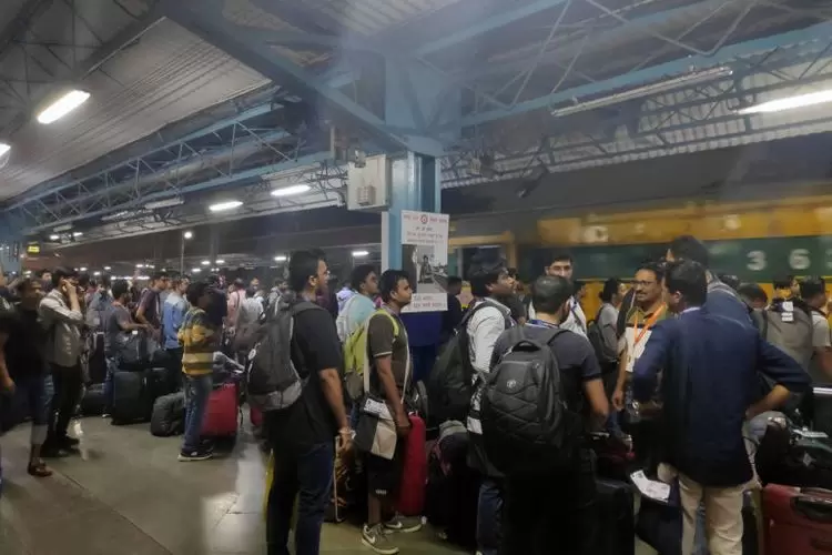 Mon lumineux voyage à bord du JagritiYatra : le départ (1/4) | Gare de Mumbai | Françoise Blind-Kempinski - Directrice éditoriale et réalisatrice (journaliste Les Echos)