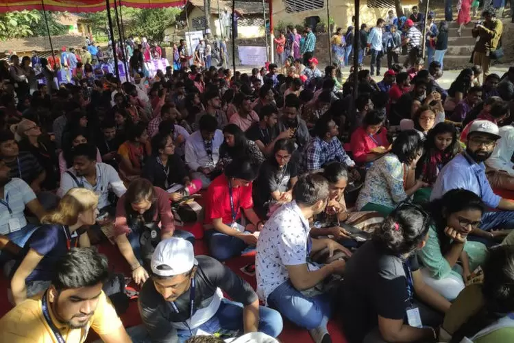 Mon lumineux voyage à bord du JagritiYatra : le départ (2/4) | Assis à l'ombre, nous attendons le discours du directeur de l'école Kalkeri. | Françoise Blind-Kempinski - Directrice éditoriale et réalisatrice (journaliste Les Echos)