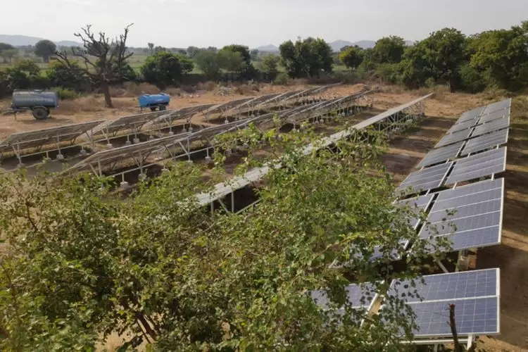 Mon lumineux voyage à bord du JagritiYatra : le départ (3/4) | Le campus du Barefoot College fonctionne entièrement à l’énergie solaire et les installations ont été réalisées par des villageois n’ayant pas suivi d’études. Il a été achevé en 1989. | Françoise Blind-Kempinski - Directrice éditoriale et réalisatrice (journaliste Les Echos)