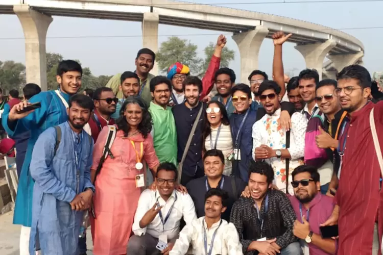 Mon lumineux voyage à bord du JagritiYatra : le départ (4/4) | Nous voilà arrivés à la fin du voyage, sur le quai de la gare. C’est le moment de prendre quelques photos entre Yatris. | Françoise Blind-Kempinski - Directrice éditoriale et réalisatrice (journaliste Les Echos)