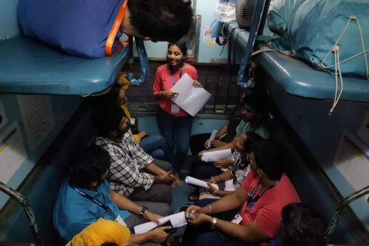 Mon lumineux voyage à bord du JagritiYatra : le départ (1/4) | Premier exercice dans le train pour apprendre à se connaitre les uns les autres. Le "life line exercice | Françoise Blind-Kempinski - Directrice éditoriale et réalisatrice (journaliste Les Echos)