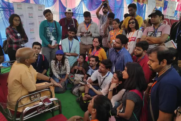 Mon lumineux voyage à bord du JagritiYatra : le départ (2/4) | Echange avec l'un des directeurs de laAkshaya Patra Foundation. | Françoise Blind-Kempinski - Directrice éditoriale et réalisatrice (journaliste Les Echos)