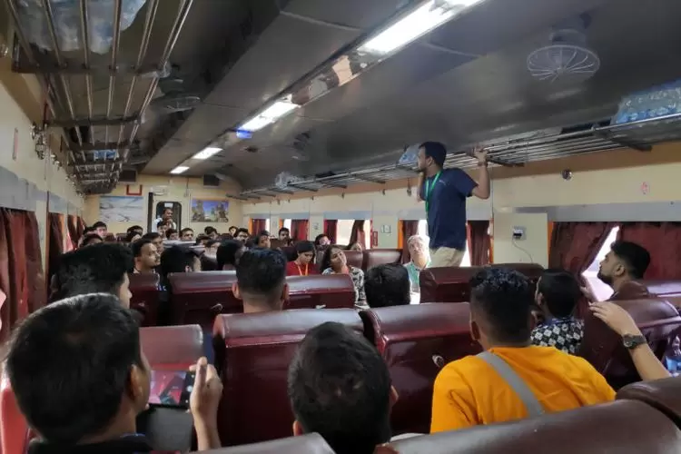 Mon lumineux voyage à bord du JagritiYatra : le départ (1/4) | Première réunion dans le train avec les organisateurs | Françoise Blind-Kempinski - Directrice éditoriale et réalisatrice (journaliste Les Echos)