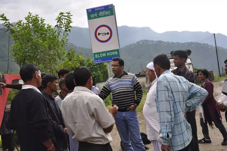 Mon lumineux voyage à bord du JagritiYatra : le départ (2/4) | Anshu Gupta, le fondateur de Goonj, rend visite à des villageois. Photo : GOONJ | Françoise Blind-Kempinski - Directrice éditoriale et réalisatrice (journaliste Les Echos)