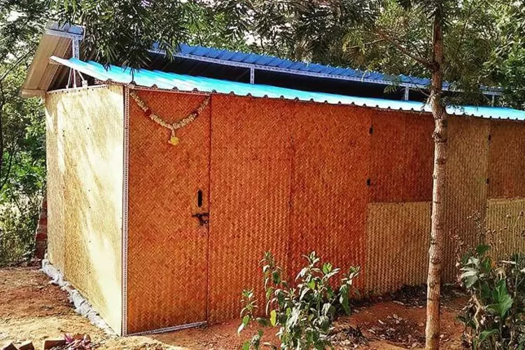 Mon lumineux voyage à bord du JagritiYatra : le départ (4/4) | Pop-Up Housing s’est fait connaître en montrant qu’il était possible de construire une maison à un coût inférieur à celui d’un iPhone en réutilisant des matériaux devant être jetés. | Françoise Blind-Kempinski - Directrice éditoriale et réalisatrice (journaliste Les Echos)