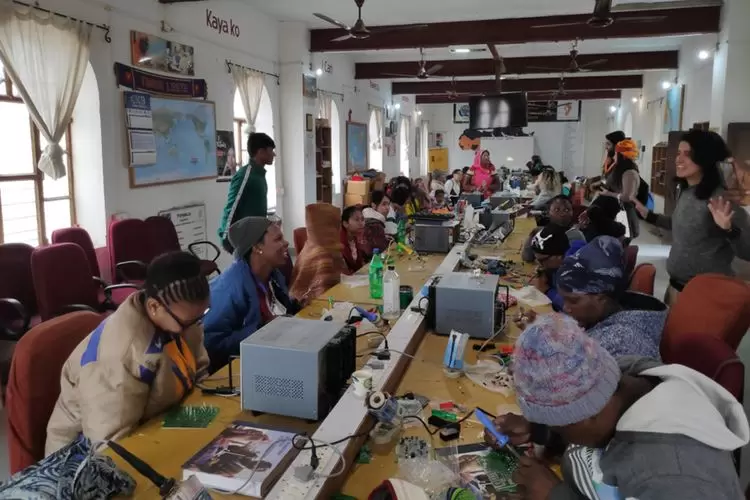 Mon lumineux voyage à bord du JagritiYatra : le départ (3/4) | Les « solar mamas » en action. Soixante grands-mères analphabètes venues des quatre coins du monde et qui en six mois deviendront des ingénieurs en énergie solaire. | Françoise Blind-Kempinski - Directrice éditoriale et réalisatrice (journaliste Les Echos)