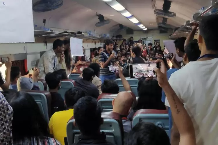 Mon lumineux voyage à bord du JagritiYatra : le départ (1/4) | Session de travail dans le train, chaque groupe de Yatris | Françoise Blind-Kempinski - Directrice éditoriale et réalisatrice (journaliste Les Echos)