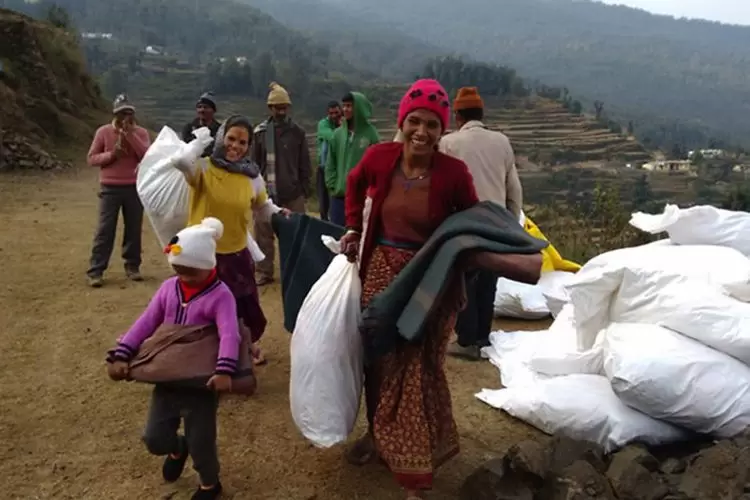 Mon lumineux voyage à bord du JagritiYatra : le départ (2/4) | La distribution des objets aux familles est toujours source de joie. Photo : GOONJ | Françoise Blind-Kempinski - Directrice éditoriale et réalisatrice (journaliste Les Echos)