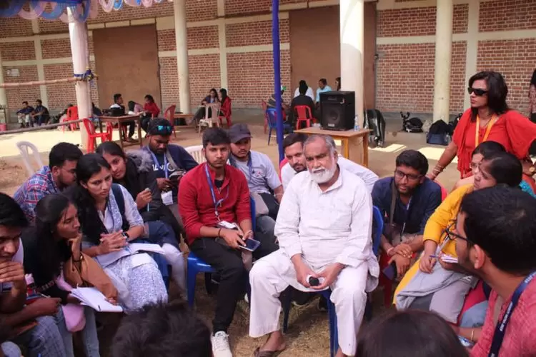 Mon lumineux voyage à bord du JagritiYatra : le départ (4/4) | Temps d’échange entre Joe Madiath et les Yatris. | Françoise Blind-Kempinski - Directrice éditoriale et réalisatrice (journaliste Les Echos)