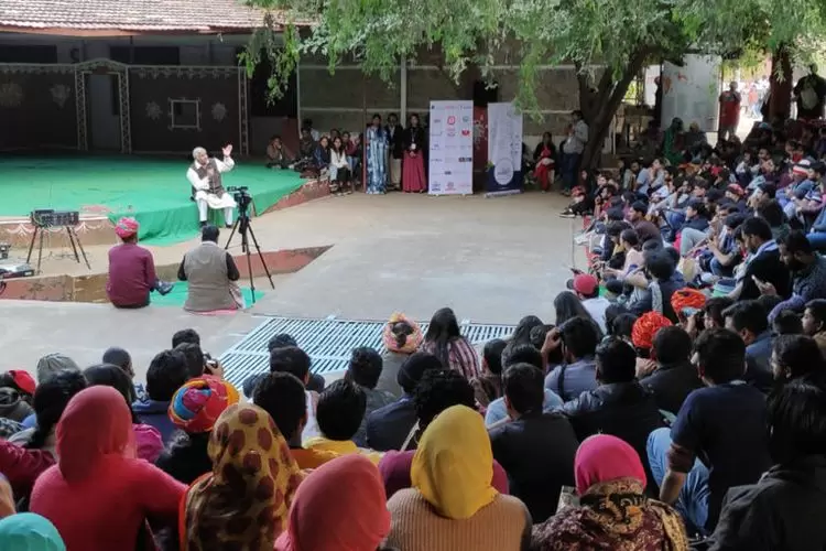 Mon lumineux voyage à bord du JagritiYatra : le départ (3/4) | Après la visite des « solar mamas », nous avons la chance de pouvoir échanger directement avec Bunker Roy dans l’amphithéâtre du Barefoot College. | Françoise Blind-Kempinski - Directrice éditoriale et réalisatrice (journaliste Les Echos)