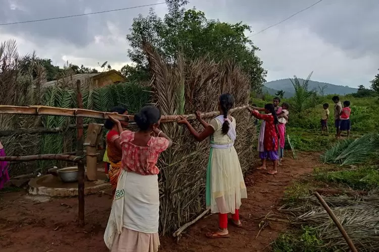 Mon lumineux voyage à bord du JagritiYatra : le départ (2/4) | Ces femmes construisent un espace privé dans le village, dédié à leurs ablutions. Photo : GOONJ | Françoise Blind-Kempinski - Directrice éditoriale et réalisatrice (journaliste Les Echos)