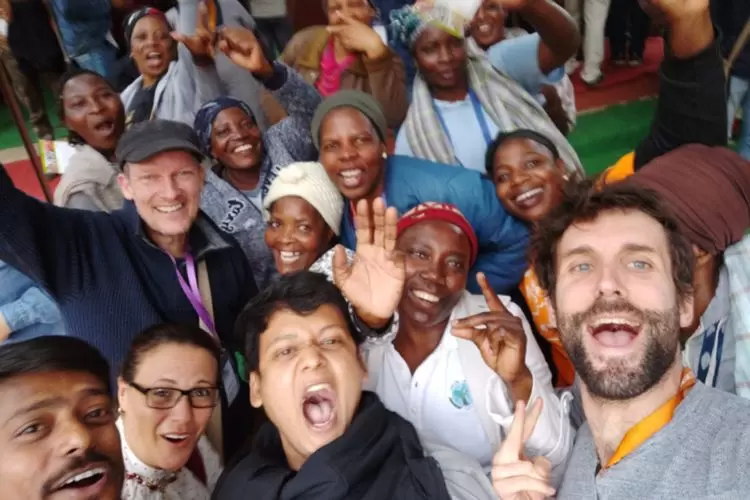 Mon lumineux voyage à bord du JagritiYatra : le départ (3/4) | Fin de journée au Barefoot College, nous prenons le temps de danser et chanter avec les « solar mamas » qui nous ont tant inspirées. | Françoise Blind-Kempinski - Directrice éditoriale et réalisatrice (journaliste Les Echos)