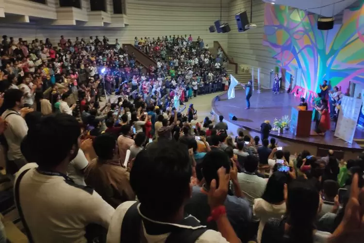 Mon lumineux voyage à bord du JagritiYatra : le départ (1/4) | Mumbai - Réunion de lancement avec l'ensemble des participants appelés "Yatris" - 3h avant le départ du train pour un voyage qui durera 15 jours | Françoise Blind-Kempinski - Directrice éditoriale et réalisatrice (journaliste Les Echos)