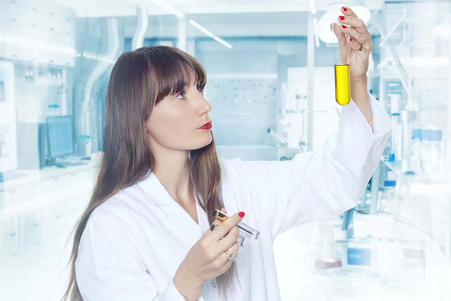 Le Rouge Français ressuscite le maquillage végétal | Elodie Carpentier dans son laboratoire. Crédit : Le Rouge Français | Françoise Blind-Kempinski - Directrice éditoriale et réalisatrice (journaliste Les Echos)