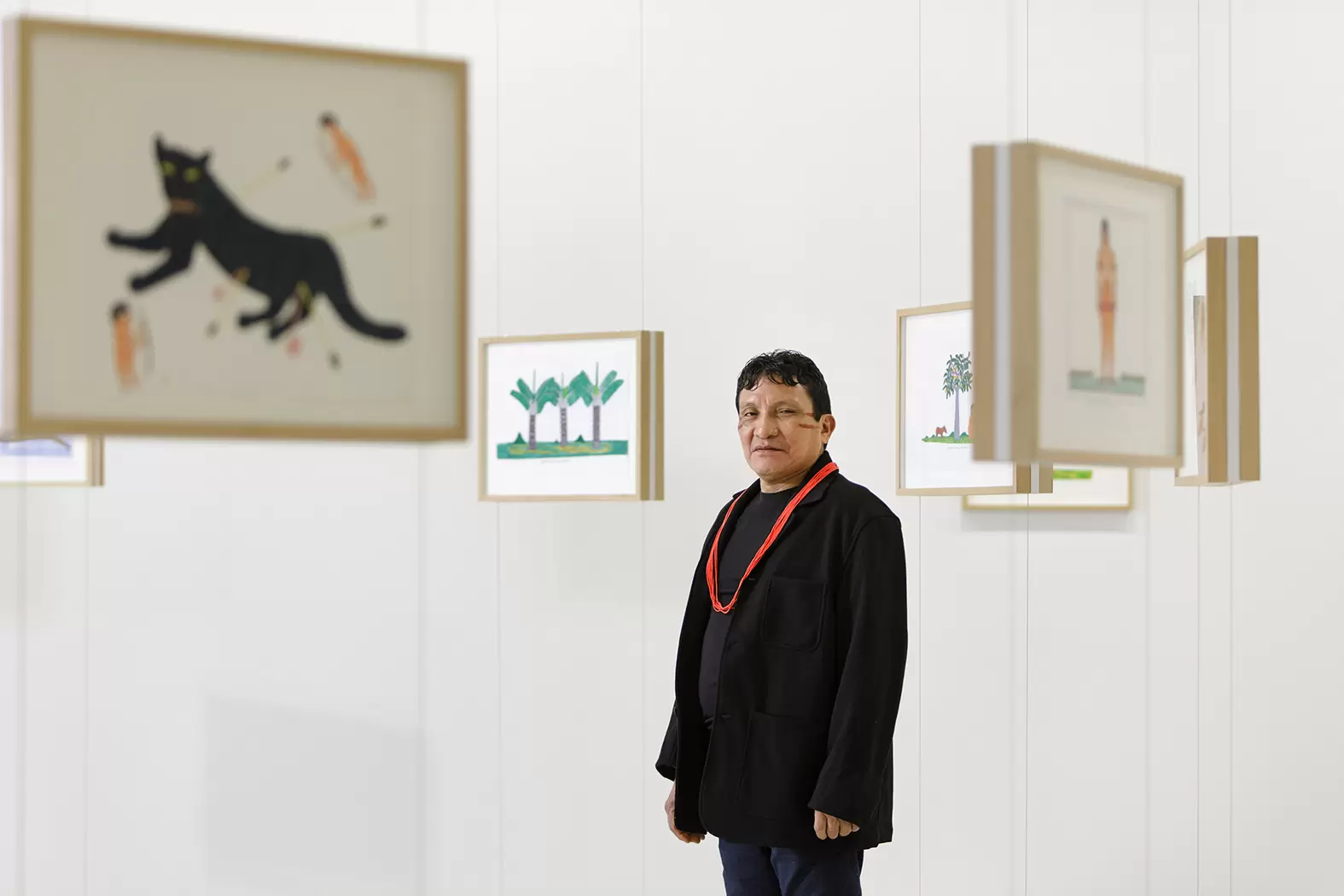 Exposition «Les Vivants»: pour une nouvelle cohabitation avec la Nature | Joseca, artiste Yanomami, suivi depuis 20 ans par la fondation Cartier expose dans "Les Vivants" au Tripostal à Lille. Crédit photo Michel Slomka | Françoise Blind-Kempinski - Directrice éditoriale et réalisatrice (journaliste Les Echos)