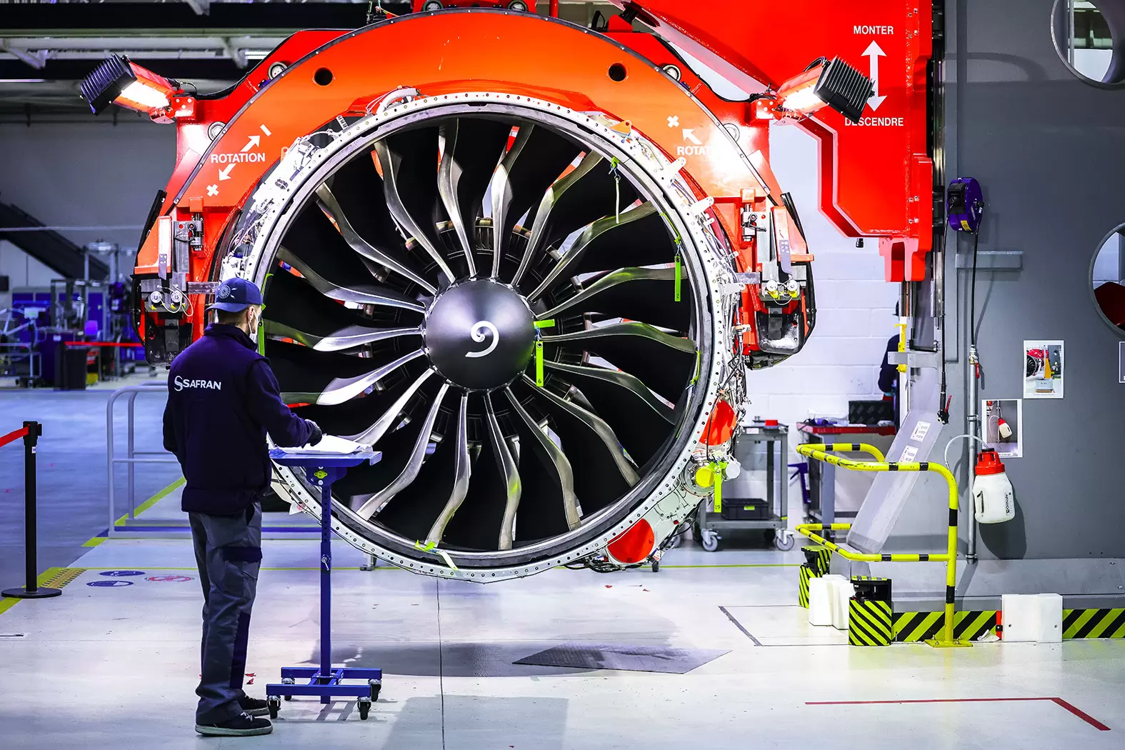 Pourra-t-on encore prendre l’avion demain? | Usine d'assemblage des moteurs d'avion Leap SAFRAN, Safran Aircraft Engines Villaroche. Crédit photo Laurent Grandguillot/REA | Françoise Blind-Kempinski - Directrice éditoriale et réalisatrice (journaliste Les Echos)