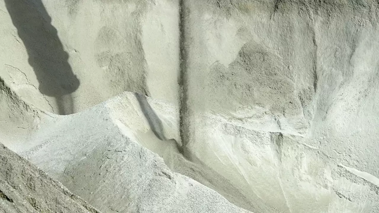 La face cachée de la révolution verte | Du minerai de lithium dans un mine en Australie. (Carla Gottgens/Bloomberg) | Françoise Blind-Kempinski - Directrice éditoriale et réalisatrice (journaliste Les Echos)