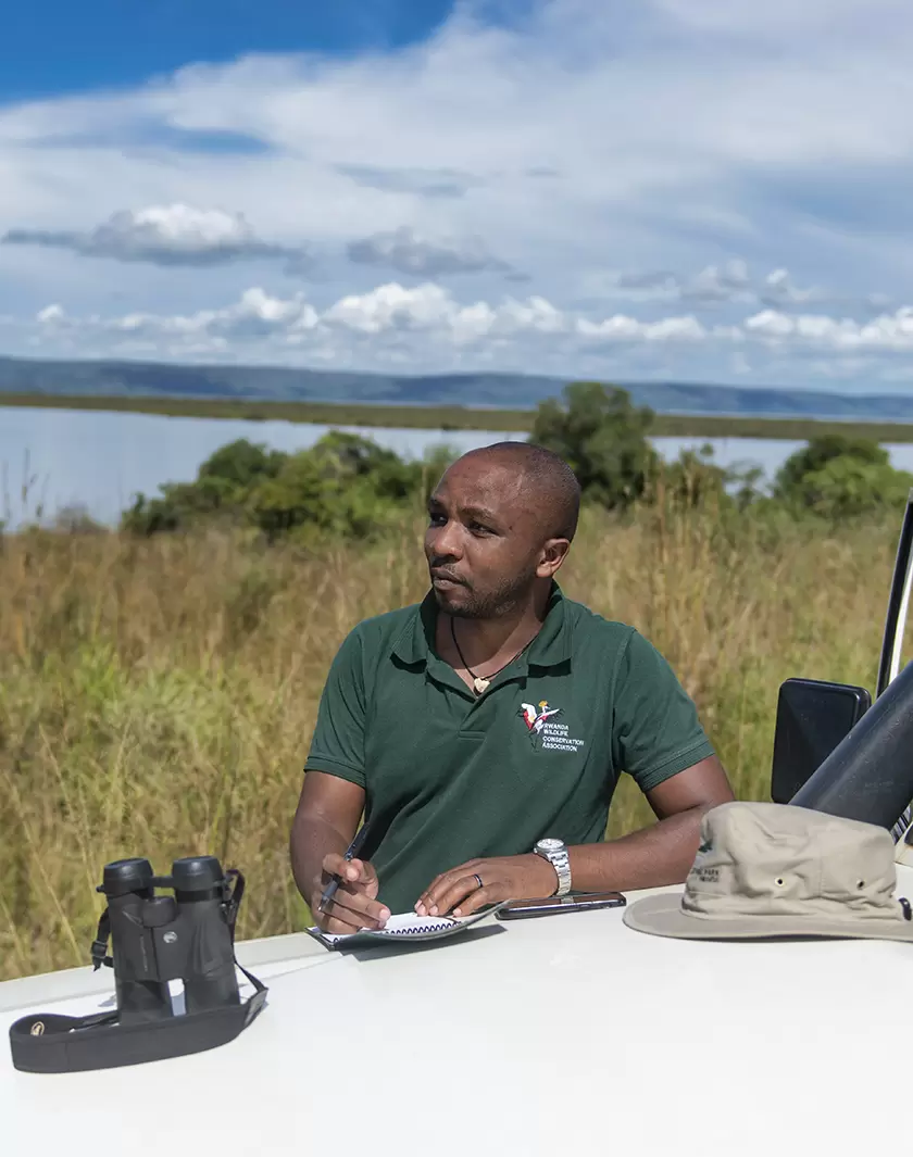 Olivier Nsengimana, le sauveur des grues royales | Olivier Nsengimana a permis à la population de Grue Royale de doubler en l'espace de quatre ans sur le territoire Rwandais. (Rolex/Philippe Nyirimihigo | Françoise Blind-Kempinski - Directrice éditoriale et réalisatrice (journaliste Les Echos)