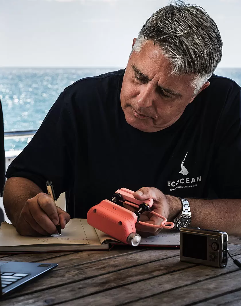 Brad Norman, le champion des requins-baleines | Brad Norman travaille sur une balise permettant de suivre les requins-baleines. (Rolex/Franck Gazzola) | Françoise Blind-Kempinski - Directrice éditoriale et réalisatrice (journaliste Les Echos)