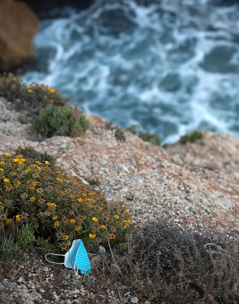 La pandémie de matière plastique | Les masques, les gants et autres équipements de protection individuelle finissent par être rejetés dans les cours d'eau puis dans les océans. (SOPA/SIPA) | Françoise Blind-Kempinski - Directrice éditoriale et réalisatrice (journaliste Les Echos)