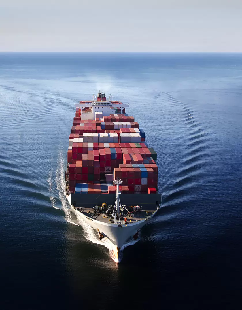 Vers des transports maritimes à faibles émissions en carbone | Aerial view of a large container ship sailing through open ocean. Shot from a helicopter (not through glass) (iStock) | Françoise Blind-Kempinski - Directrice éditoriale et réalisatrice (journaliste Les Echos)