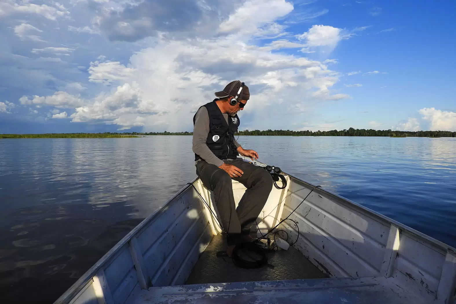 Michel André écoute le monde pour sauver les espèces en danger | Michel André en barque | Françoise Blind-Kempinski - Directrice éditoriale et réalisatrice (journaliste Les Echos)