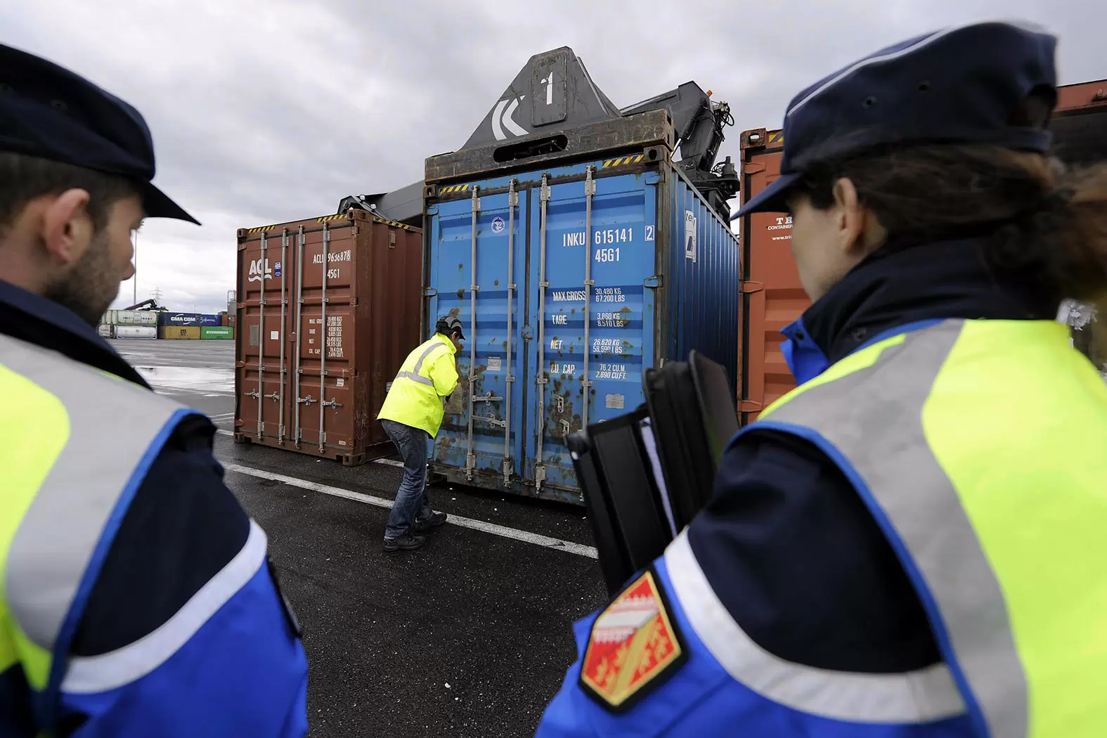 Trafic d’espèces protégées : la gendarmerie à la manœuvre | Deux gendarmes lors d'une opération de contrôle des gendarmes de la cellule nationale nucléaire | Françoise Blind-Kempinski - Directrice éditoriale et réalisatrice (journaliste Les Echos)