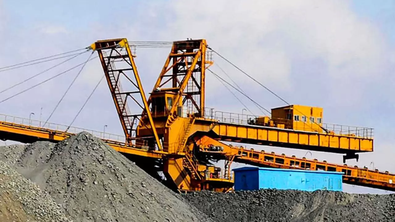 Matériaux critiques : l'Europe soumise à la Chine | 29 October 2010 - Jiangxi, China - A machine selects raw materials with high content of rare earths at a mine in Bayan Obo | Françoise Blind-Kempinski - Directrice éditoriale et réalisatrice (journaliste Les Echos)